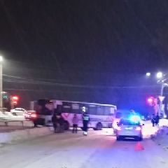 В Кузбассе покатившийся автобус раздавил водителя, осматривающего неисправность В Кузбассе покатившийся автобус раздавил водителя, осматривающего неисправность