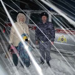 В Кузбассе росгвардейцы спасли женщину с ребёнком, замерзавших на остановке в ожидании автобуса (ФОТО) В Кузбассе росгвардейцы спасли женщину с ребёнком, замерзавших на остановке в ожидании автобуса (ФОТО)