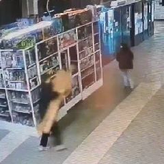 Новокузнечане похитили Пирожкова из торгового центра — фигуру Артура просят вернуть (ВИДЕО) Новокузнечане похитили Пирожкова из торгового центра — фигуру Артура просят вернуть (ВИДЕО)